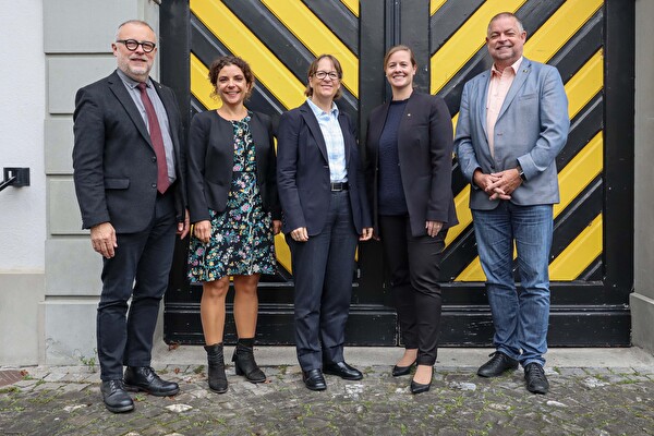 Arbeitsbesuch aus Bern zum Thema Bevölkerungsschutz: Gerald Scharding (von links), Claudia Gei-ger, Direktorin Michaela Schärer, Sicherheitsdirektorin Céline Huber und Urs Mock. 