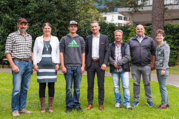 Gratulation zum Berufserfolg: (von links) Eltern Felix und Ursula Gisler, Medaillengewinner Simon Gisler, Bildungs- und Kulturdirektor Beat Jörg, Berufsbildner Markus Indergand, Geschäftsführer Leo Baumann (beide Schelbert AG, Amsteg) und Yvonne Slongo, Leiterin Amt für Berufsbildung. 
