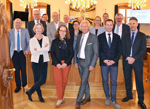 Gruppenfoto der Teilnehmerinnen und Teilnehmer im Rathaus.