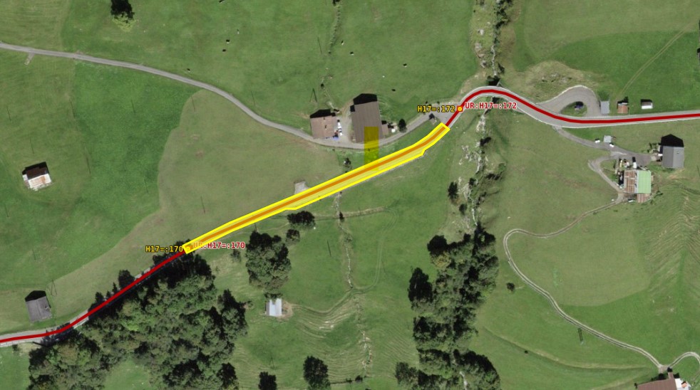Bildlegende: Gelb markiert sind die 190 Meter der Klausenstrasse, auf welcher der Belag ersetzt wird. Bild Baudirektion Uri