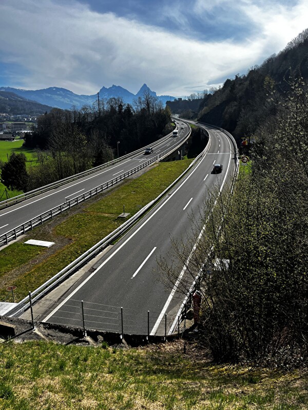 Auf der Nationalstrasse A4 werden nächtliche Unterhaltsarbeiten ausgeführt. Bild Amt für Betrieb Nationalstrassen
