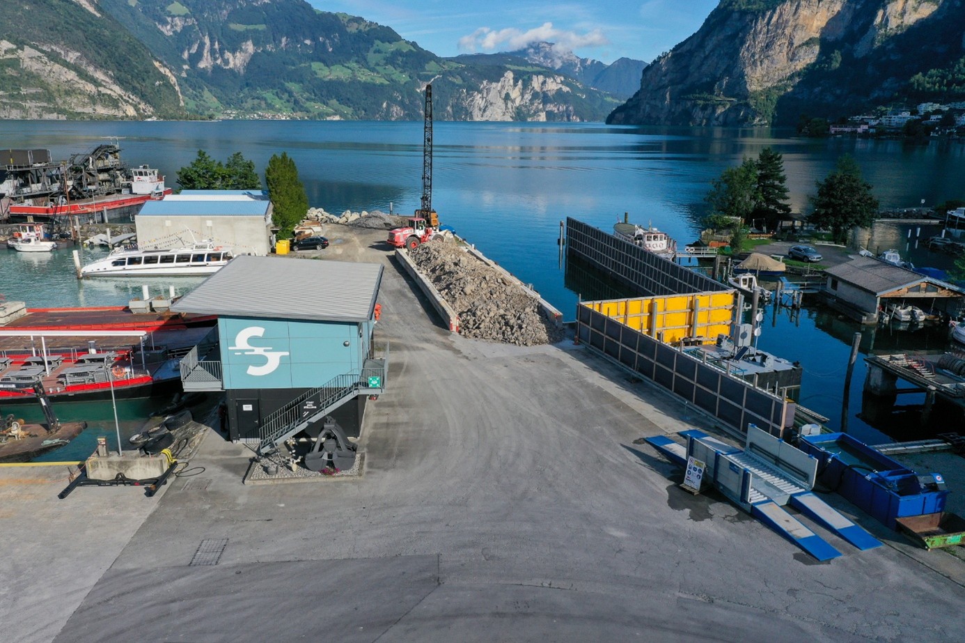 Im Rudenzhafen in Flüelen wurde für das Axen-Material, das mit Lastwagen angeliefert wird