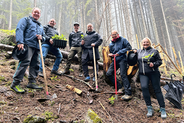 Bei der Baumpflanzung vor Ort: (von links) Bruno Wipfli (WaldUri), Wendel Loretz (Korporation Uri), Ad-rian Lussmann (Forstbetrieb Uri Süd), Regierungsrat Dimitri Moretti, Roland Wüthrich (Vorsteher Amt für Forst und Jagd), Barbara Merz Wipfli (Dätwyler Stiftung).