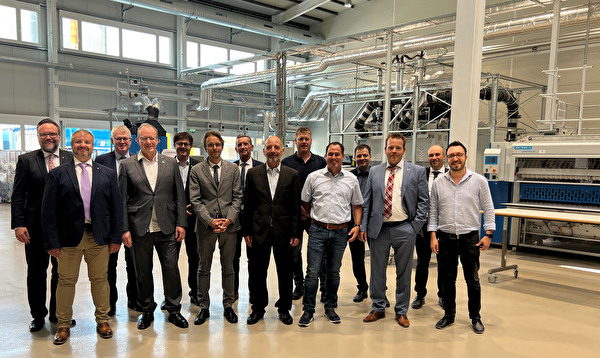 Gruppenbild beim Besuch des Regierungsrats in Schattdorf: (von links) Baudirektor Roger Nager, Sicherheitsdirektor Dimitri Moretti, Volkswirtschaftsdirektor Urban Camenzind, SBU-Geschäftsführer Thomas Kenel, Kanzleidirektor Roman Balli, Landammann Urs Janett, Bildungs- und Kulturdirektor Beat Jörg, SBU-Stiftungsratspräsident Leo Brücker, Gebäudeeigentümervertreter Simon Zgraggen (Zgraggen Agro GmbH), SBU-Bereichsleiter Zentrale Dienste Oliver Zgraggen, Landweibel Erwin Gisler, Gesundheits-, Sozial- und Umweltdirektor Christian Arnold, Justizdirektor Daniel Furrer und Betriebsleiter Waschwerk Sadi Derinde.