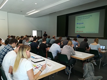 Pirmin Stadler, Fachberater M+I, durfte über sechzig Lehrpersonen zum Kickoff für die Nachqualifikation Medien und Informatik begrüssen.