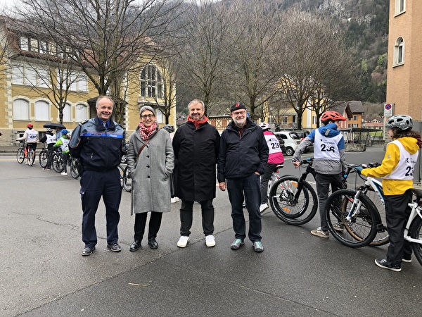 Erstfeld: Radfahrerprüfung 2023 – 19 Schülerinnen und Schüler in Theorie und Praxis ohne Fehler