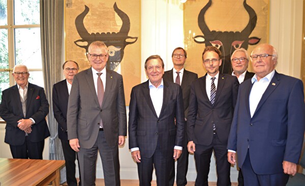 Gruppenbild im Bannersaal des Rathauses: (von links) Ambros Gisler, Dr. Werner Baumann, Landam-mann Urban Camenzind, alt Bundeskanzler Dr. Gerhard Schröder, Botschafter Michael Flügger, Landes-statthalter Urs Janett, Cony Scheifele und Dr. Martin Herrenknecht. 