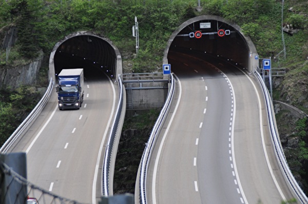 Bildlegende: Ist von den nächtlichen Unterhalts- und Reinigungsarbeiten betroffen: Die A2 zwischen Amsteg und Göschenen. Amt für Betrieb Nationalstrassen