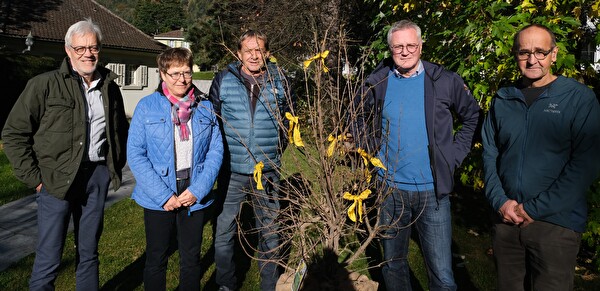 Mit der Überreichung einer einheimischen Kornelkirsche dankt das Projektteam der Dätwyler-Stiftung für ihre Unterstützung. Von links: Alexander Imhof, Leiter Amt für Umwelt, Susanne Döhnert-Dätwyler, Geschäftsführerin Dätwyler-Stiftung, Edi Bünter, Grünunterhalt Dätwyler AG, Stefan Jauch, Präsident Korporationsbürgergemeinde Altdorf, Beat Zgraggen, Amt für Umwelt.