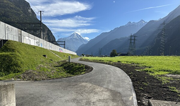 Der Abschnitt in Schattdorf des Radwegs Attinghausen-Erstfeld ist fertiggestellt. Bild Baudirektion Uri