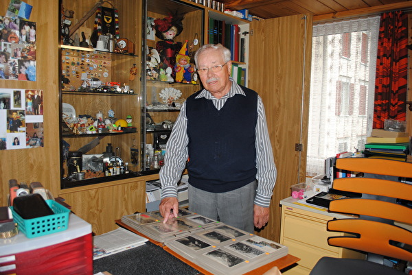 Josef Dittli in seinem Büro, das unverkennbar der Arbeitsplatz eines Sammlers ist.