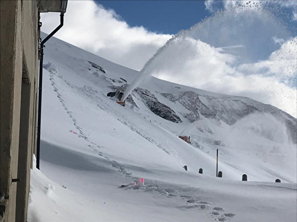 Schneeräumung am Furkapass