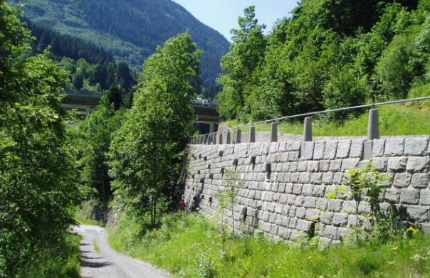 Bildlegende: An dieser Natursteinmauer in Wassen werden die Fugen saniert. Bild Baudirektion Uri