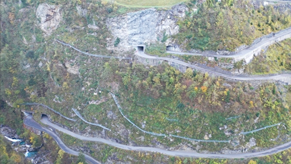Bildlegende: Die Sanierungs- und Sicherungsarbeiten an der Bristenstrasse sind für dieses Jahr beendet. Bild Baudirektion Uri