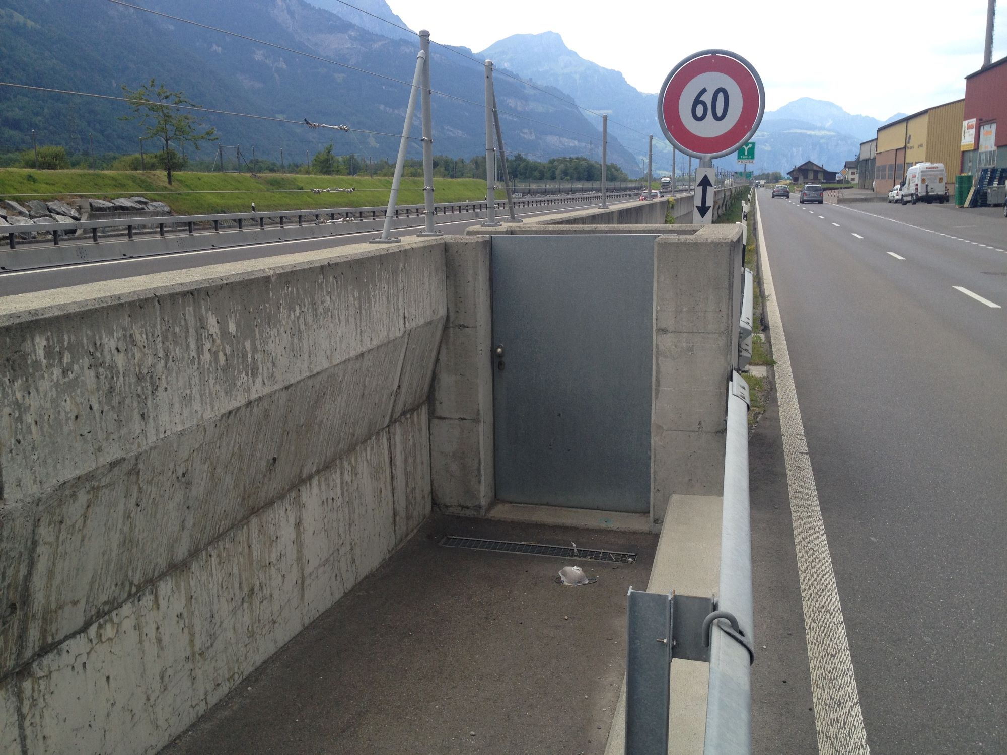 7_Fluchttuere_in_Hochwasserschutzmauer2.JPG