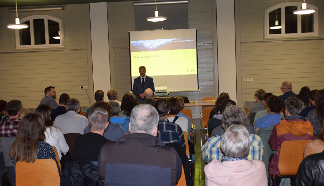 Vertreterinnen und Vertreter aus Schulbehörden, Politik und Bildungsorganisationen am Hearing zur Vision Volksschule Uri