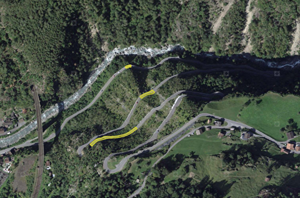 Gelb markiert sind die drei Stellen, an denen in der zweiten Etappe der Sanierung an der Bristenstrasse Arbeiten ausgeführt werden. Bild: Baudirektion Uri