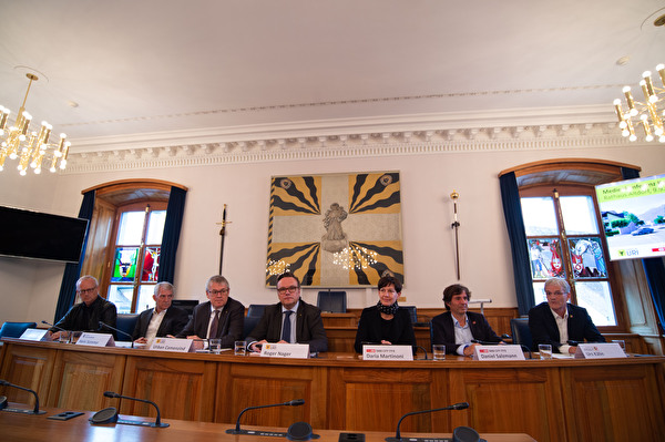 Titelbild: Medienkonferenz im Rathaus