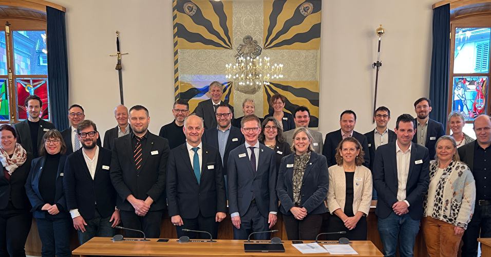 Die Vertreterinnen und Vertreter der Kantonsparlamente von Zürich und Uri beim Gruppenbild im Land-ratssaal. Die Delegationen standen unter der Leitung von Kantonsratspräsident des Kantons Zürich, Beat Habegger, und Landratspräsident des Kantons Uri, Ruedi Cathry (vorne, Mitte). 