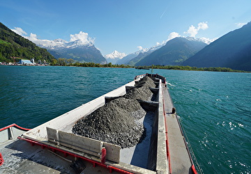Die Seeschüttung Urnersee ist im Vollbetrieb. Bereits die erste Million Tonnen Ausbruchmaterial aus dem Bau der Zweiten Röhre des Gotthard-Strassentunnels wurde im Urnersee geschüttet.