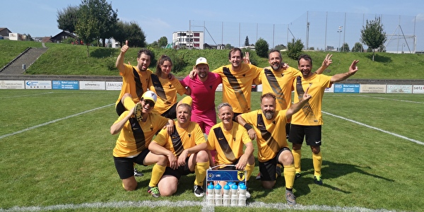 So sehen zufriedene Fussballerinnen und Fussballer aus - der FC Landrat Uri, Ausgabe 2021.