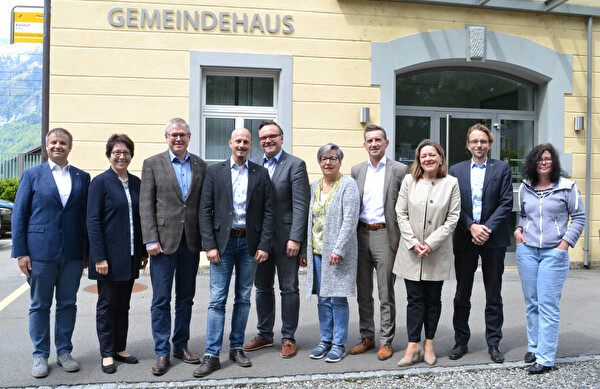 Gruppenbild der Delegation des Gemeinderats von Sisikon und des Regierungsrats anlässlich des gemeinsamen Treffens in Sisikon.