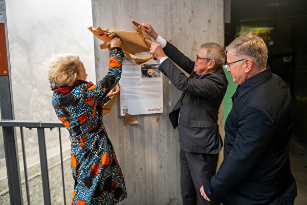 Die Zürcher Stadtpräsidentin Corinne Mauch, Regierungsrat Urban Camenzind und ZZZ-Präsident Felix H. Boller enthüllen unter der Teufelsbrücke die Gedenktafel zur Böögverbrennung in der Schöllenen.