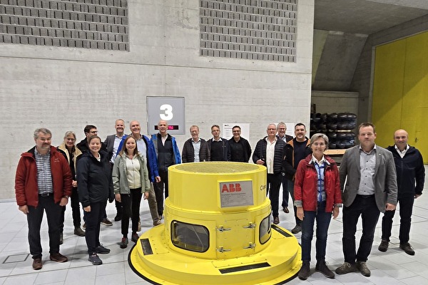 Die Regierungen der Kantone Zug und Uri beim Besuch im Kraftwerk Amsteg.