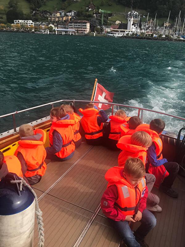 Die Kinder am Ferien(s)pass auf dem Polizeiboot