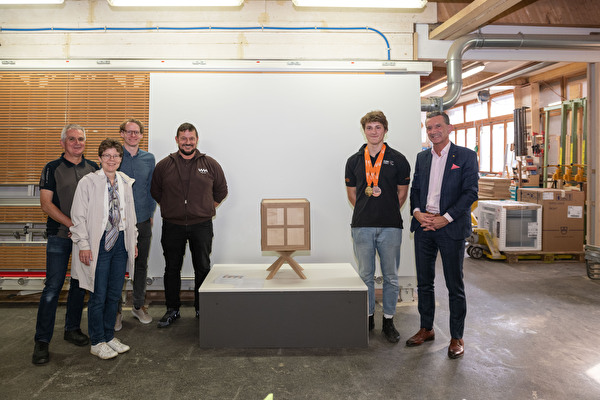 Gruppenbild nach der Ehrung: (von links) Urs Gisler, Inhaber Mengelt & Gisler AG; Yvonne Slongo, Leiterin Amt für Berufsbildung; Kevin Schuler, Ausbildner/Projektleiter Mengelt & Gisler AG; Vater Robi Wyrsch; Elmar Wyrsch (Medaillengewinner) und Bildungs- und Kulturdirektor Beat Jörg.