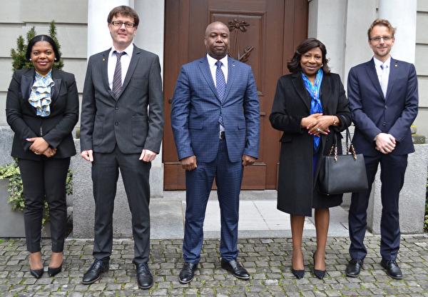 Die Botschafterin von Angola, Cecilia Conceição Caldeira Rosário (2. von rechts), Antonio Nascimen-to (Mitte) und Margarida Silva (links) wurden Regierungsrat Urs Janett (rechts) und Kanzleidirektor Roman Balli vor dem Rathaus empfangen. 