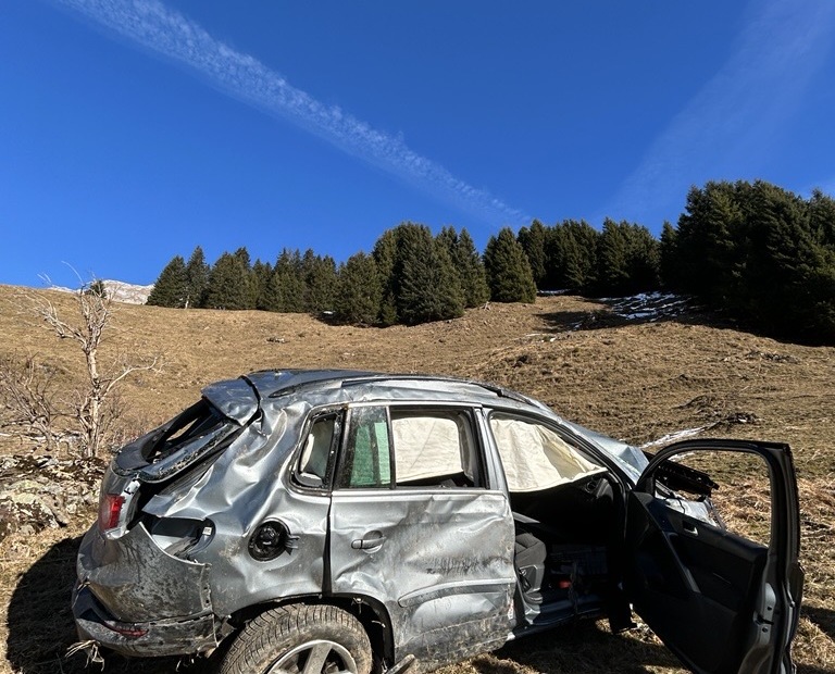 Selbstunfall - zwei Personen erheblich verletzt