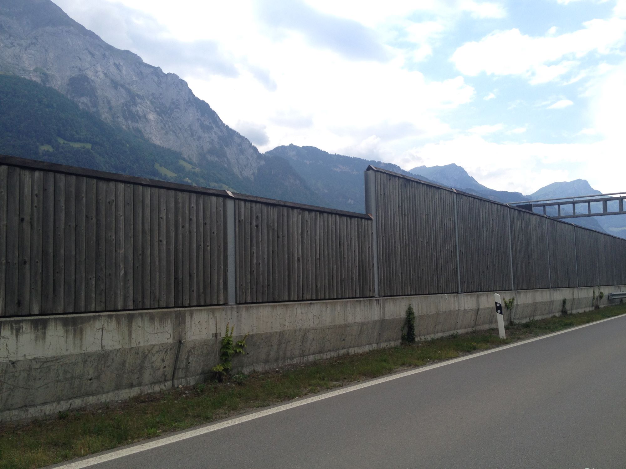 6_Hochwasserschutzmauer_entlang_A2_mit_Laermschutzwand2.JPG
