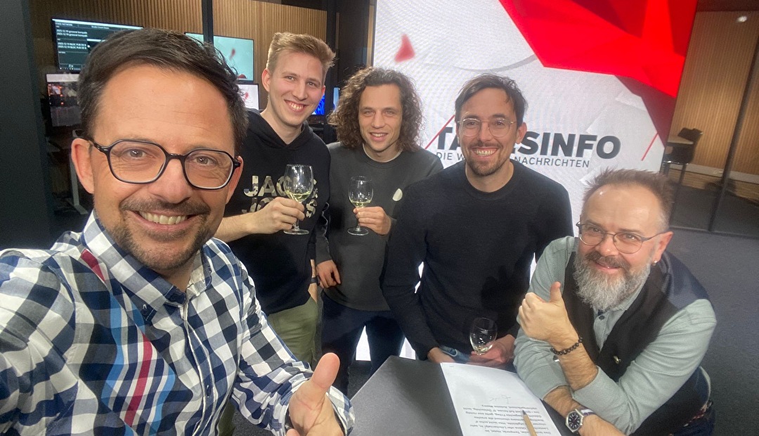 Die Delegation des FC Landrat Uri beim Besuch im Fernsehstudio von Kanal 9 in Visp.