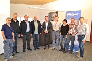 Regierungsrat Beat Jörg (Mitte) anlässlich des Gratulationsbesuchs bei der Firma Climanova AG, Schattdorf, (von links) Sven Gamma, Heinz Elsener, Ueli Leuenberger, Stefan Bättig (alle Climanova AG), Beat Jörg, Fabio Dittli, Marianne und Markus Dittli (Eltern) sowie Heinz Arnold (Climanova AG).