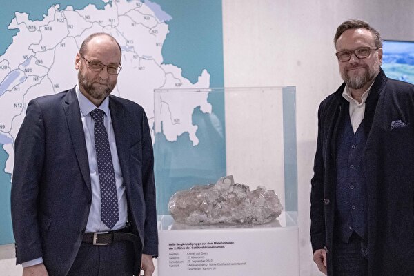 Baudirektor Roger Nager (rechts) überreicht die Urner Quarzgruppe als Leihgabe an Jürg Röthlisberger, Direktor ASTRA.