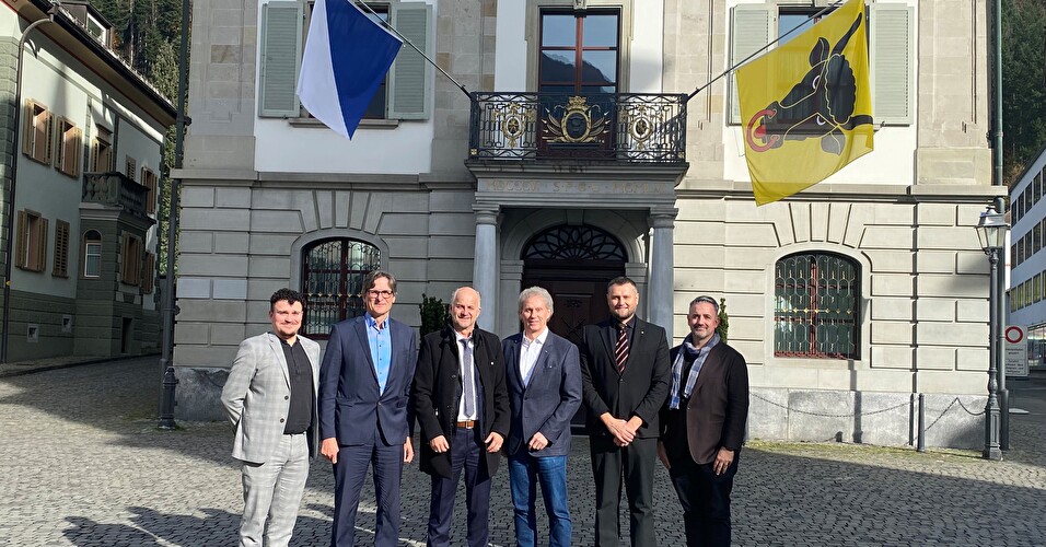 Die Vertreter des Gemeinderats Zürich und der Urner Ratsleitung beim Gruppenbild vor dem Rathaus: (von links) Nino Arnold, Christian Traber, Ruedi Cathry (Landratspräsident), Christian Huser (Präsident Gemeinderat Stadt Zürich), Pascal Arnold und Ivo Bieri.