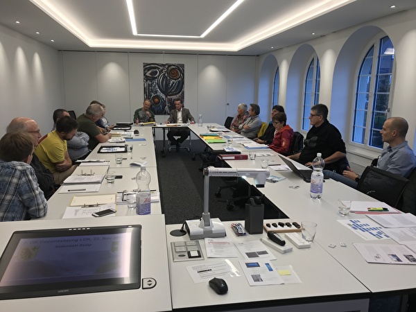 Unter dem Präsidium von Beat Jörg (Mitte) bereitet das Lokale Organisationskomitee Andermatt-Realp minutiös die Langlaufwettkämpfe für die Winteruniversiade 2021 vor.