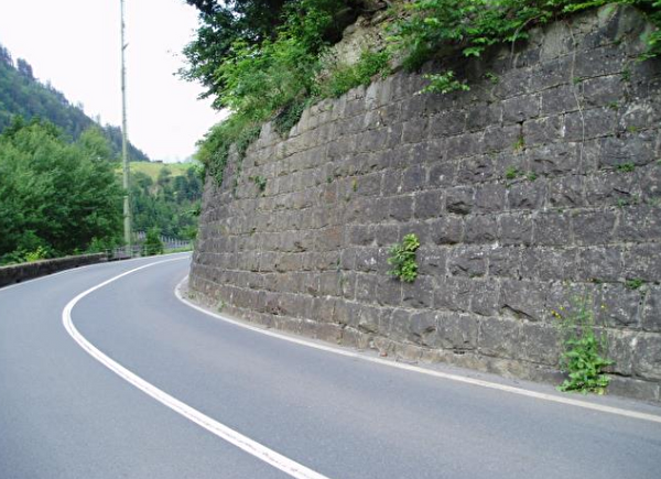 An dieser Natursteinmauer in Gurtnellen werden die Fugen saniert. Bild Baudirektion Uri