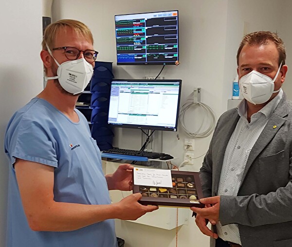 Anlässlich seines Besuchs auf der Intensivpflegestation im Kantonsspital Uri überreichte Gesundheitsdi-rektor Christian Arnold nebst anderen dem Leiter Intensivpflege Markus Borel ein symbolisches Präsent. 