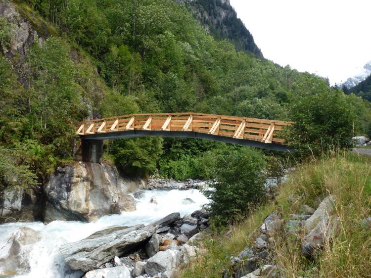 Neuer Belag auf der Brücke Acherli Maderanertal