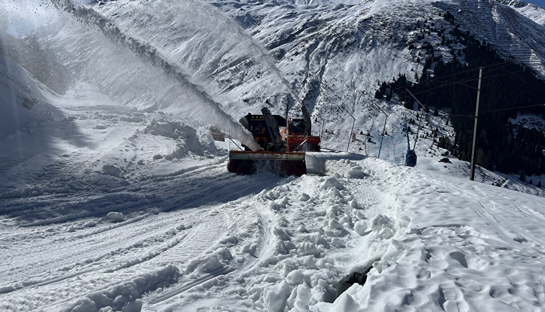 Die Räumungs- und Instandsetzungsarbeiten auf den Urner Passstrassen haben zuerst an der Oberalp begonnen. Bild Baudirektion Uri