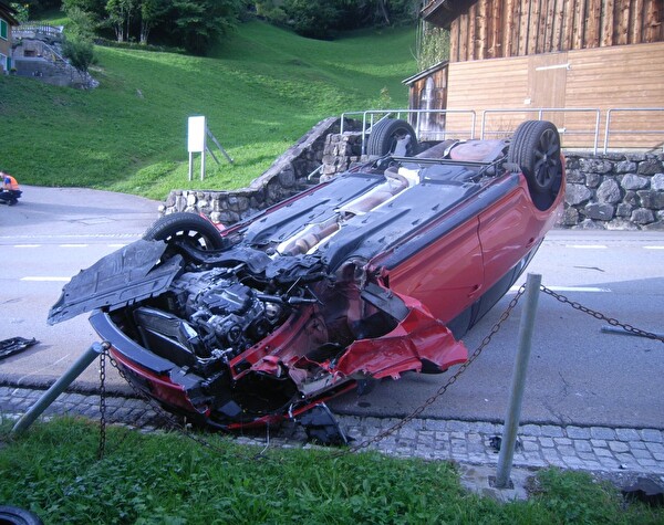 Selbstunfall mit Personenwagen in Spiringen