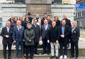 Die Vertreterinnen und Vertreter der Kantonsparlamente von Zug und Uri beim Gruppenbild am Fuss des Telldenkmals. Die Delegationen standen unter der Leitung von Kantonsratspräsident Karl Nussbaumer und Landratspräsident Martin Huser (Bildmitte). 