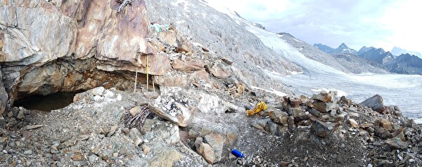 Blick auf die linkerhand liegende Quarzkluft mit dem im Hintergrund befindlichen Brunnifirn im Jahr 2019. Die Kluft wurde zur Kristallgewinnung schon vor über 8'000 Jahren in der Mittelsteinzeit aufgesucht (Foto Marcel Cornelissen).