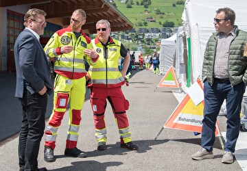 Die beiden Regierungsräte Peter Truttmann (links) und Christian Arnold (rechts) zusammen mit den beiden Rettungsdienstleistern Dany Häfliger (UR, links) und Fabian Filliger (NW).