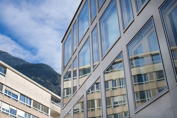 Rechts die Fassade des Neubaus. Im Sommer wird das neue Spital bezogen.