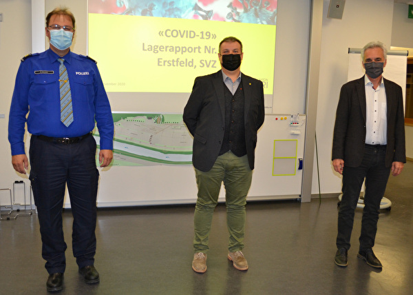 Sicherheitsdirektor Dimitri Moretti (Mitte) bedankte sich beim abtretenden Chef des Sonderstabs COVID-19, Stefan Simmen (links), und seinen Mitarbeitenden. Gleichzeitig hiess er den neuen Vorsitzenden Dr. Emil Kälin willkommen.
