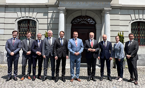 Gruppenbild vor dem Rathaus: (von links) Timothy Gschwend, wissenschaftlicher Mitarbeiter EDA, Kanz-leidirektor Roman Balli, die Regierungsräte Georg Simmen, Urban Camenzind und Urs Janett, Landam-mann Christian Arnold, Staatssekretär Alexandre Fasel, Landesstatthalter Daniel Furrer, Regierungsrätin Céline Huber und Regierungsrat Hermann Epp. 