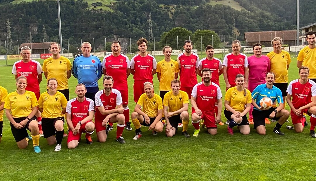 Die beiden Teams aus Uri und Schwyz und Schiedsrichter Roger Stöckli vor dem Anpfiff zum fünften Axenderby, das in Erstfeld ausgetragen wurde.
